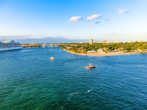 Lauderdale, Florida 'nın şehir manzarası sahili ve apartmanları gösteriyor. - Fotoğraf, Görsel