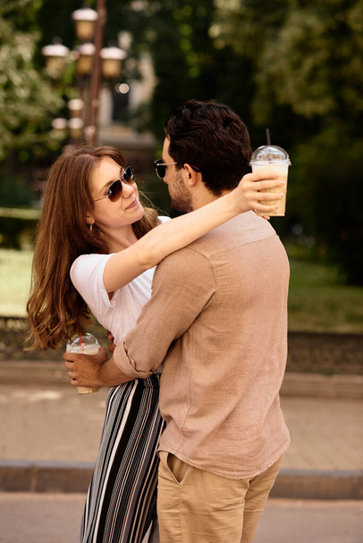 mladý krásný pár mají zábavu a procházky po ulicích města a pití kávy - Fotografie, Obrázek