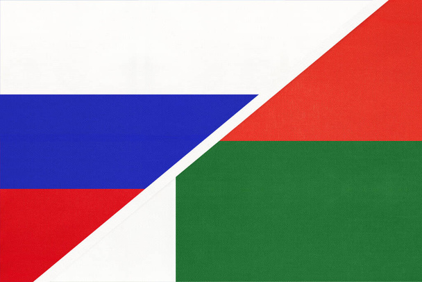 Rusia o Federación Rusa vs República de Madagascar, símbolo de dos banderas nacionales de textiles. Relación, asociación y campeonato entre países asiáticos y africanos
. - Foto, Imagen
