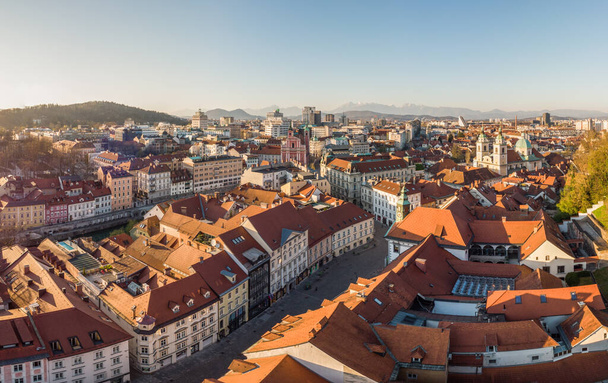 Panoramiczny widok na Lublanę, stolicę Słowenii, o zachodzie słońca. Puste ulice stolicy Słowenii podczas pandemii wirusa korony społecznej w 2020 r. - Zdjęcie, obraz
