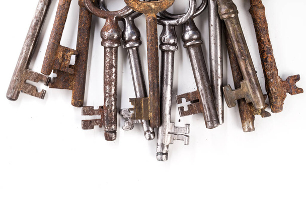 Винтажные. Старые, деревенские ключи на белом фоне
 - Фото, изображение