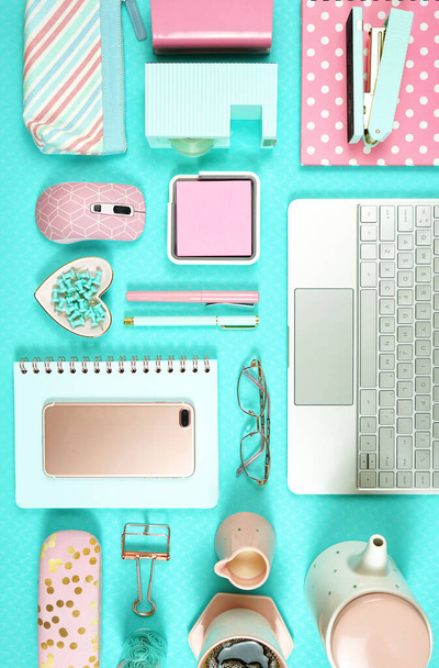 Espacio de trabajo de escritorio con portátil de alta tecnología y accesorios coloridos modernos
. - Foto, imagen
