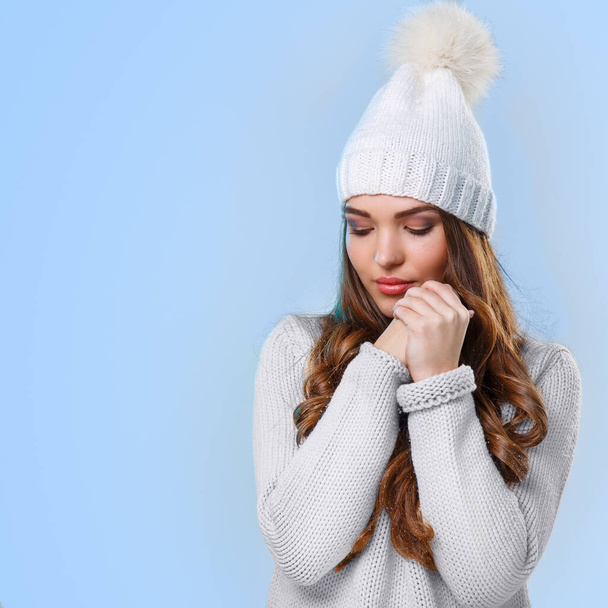 Χειμώνας. Χαριτωμένο κορίτσι σε μπλε φόντο - Φωτογραφία, εικόνα