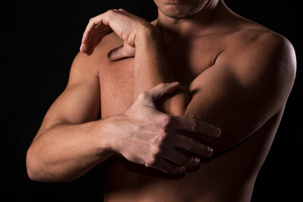Guy has pain in the elbow - Фото, зображення
