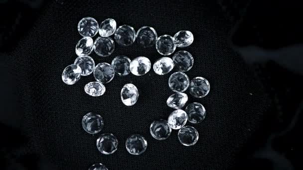 Glänzende Diamanten auf dunklem Hintergrund als detaillierte Nahaufnahme - Filmmaterial, Video