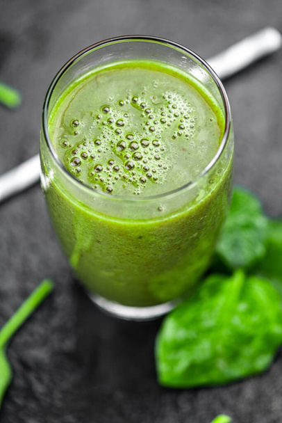 Freshly made spinach smoothie (detailed close up shot; selective focus) - Zdjęcie, obraz
