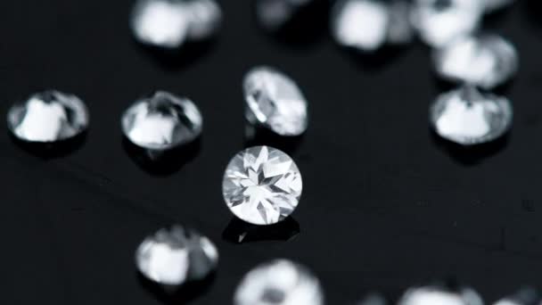 Glanzende diamanten op donkere achtergrond als gedetailleerde close-up beelden - Video
