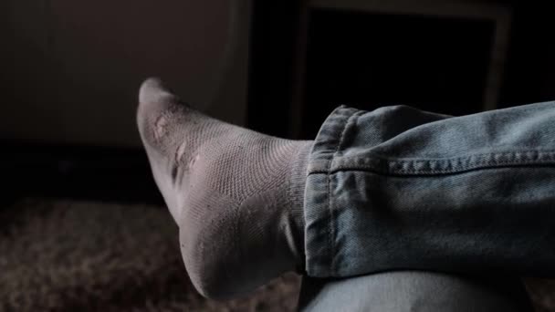 Το πόδι του μοναχικού ακατάστατου άντρα κάθεται στο σπίτι με μια βρώμικη άσπρη κάλτσα... - Πλάνα, βίντεο