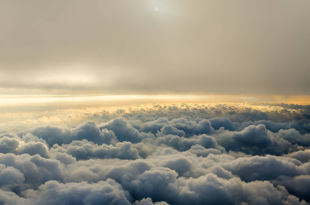 Nuvens e céu como visto através da janela de uma aeronave. Voando acima das nuvens
 - Foto, Imagem