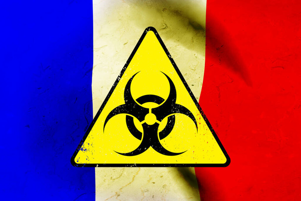 フランスの国旗を背景に黄色の三角形でBIOHAZARDサイン。3Dモデル。レンダリング. - 写真・画像