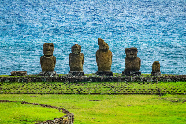 Plataforma Moai con varias estatuas en diferente conservación
 - Foto, Imagen