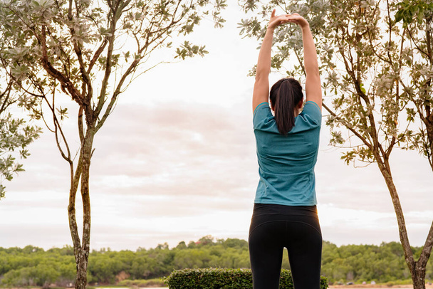 スポーツ女性は運動前に筋肉を伸ばしています - 写真・画像