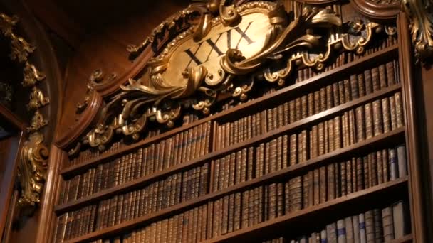 Bonitas prateleiras antigas vintage com livros sem nome. Interior da Biblioteca Nacional Austríaca com uma série de livros antigos vintage nas prateleiras. A maior biblioteca da Áustria
 - Filmagem, Vídeo