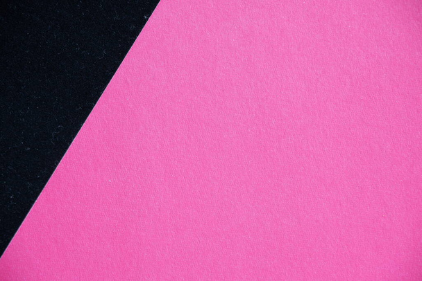 Roze en zwarte achtergrond. Geschikt voor reclame achtergrond. Textuur van karton en corduroy - Foto, afbeelding