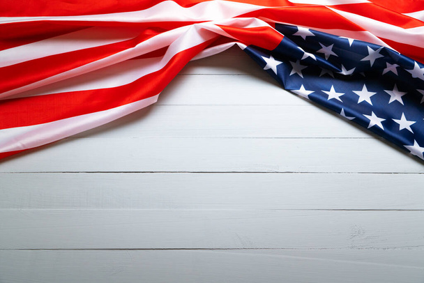 USA Memorial day and Independence day concept, bandera de los Estados Unidos de América sobre fondo de madera
 - Foto, Imagen