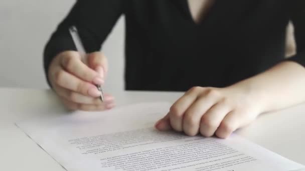 Geschäftsfrau unterzeichnet Kooperationsvereinbarung. Person beherzigt und unterschreibt das Dokument - Filmmaterial, Video