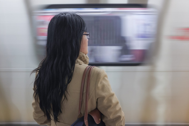 Metro istasyonunda bekleyen kadın - Fotoğraf, Görsel