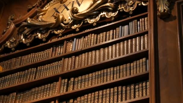 Prachtige vintage oude boekenplanken met naamloze boeken. Interieur van de Oostenrijkse Nationale Bibliotheek met een aantal oude vintage boeken op de planken. De grootste bibliotheek van Oostenrijk - Video