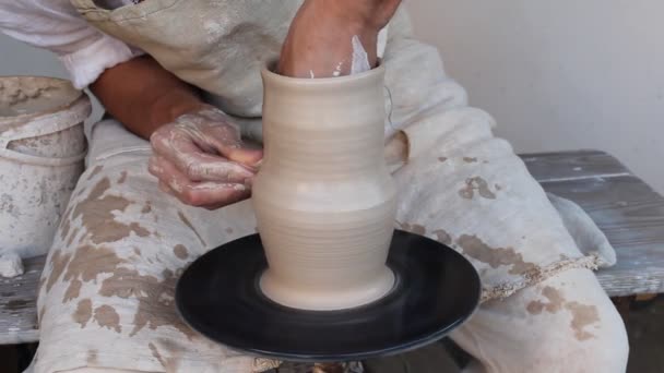 ポッターの粘土の水差しを作る - 映像、動画