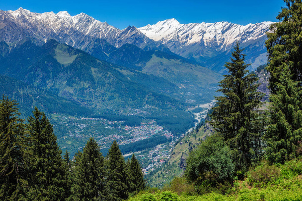 Printemps dans la vallée de Kullu dans les montagnes de l'Himalaya. Himachal Pradesh, Inde - Photo, image