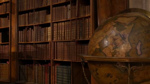 Παλιά μεγάλη αντίκα σφαίρα. Όμορφα παλιά παλιά ράφια με ανώνυμα βιβλία. Εσωτερικό της Αυστριακής Εθνικής Βιβλιοθήκης με μια σειρά από παλιά βιβλία εποχής στα ράφια. - Πλάνα, βίντεο