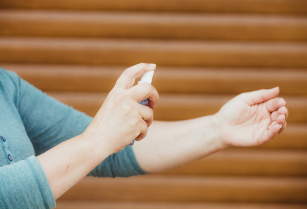 Femme avec gel de désinfection des mains
 - Photo, image