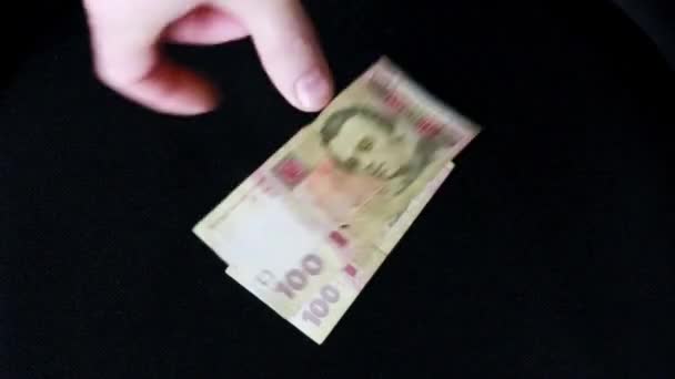 un hombre en el interior cuenta el dinero sosteniéndolos en sus manos
 - Metraje, vídeo