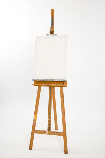 Dobře používaný stojan umělců s prázdným plátnem čeká - Fotografie, Obrázek