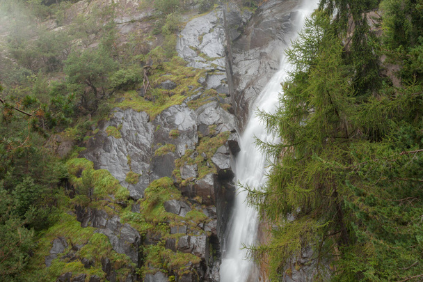 waterval te midden van het mistige bos in Italië - Foto, afbeelding