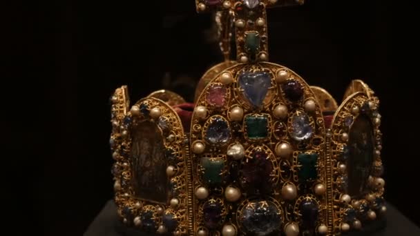 Prawdziwe stare zabytkowe korony królewskie na oficjalne koronacje, ozdobione złotem, diamentami, rubinami, szafirami i innymi cennymi materiałami. - Materiał filmowy, wideo