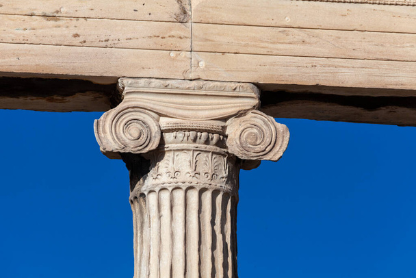 Coluna antiga de mármore com uma tampa de ordem iónica
. - Foto, Imagem