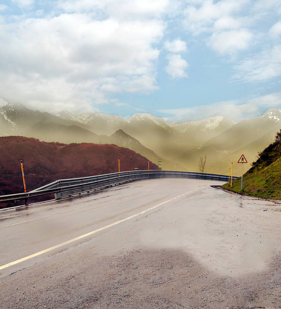 Asturian vuoret Pohjois-Espanjassa pilvisenä päivänä
 - Valokuva, kuva