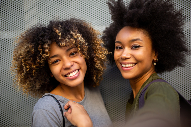 Nahaufnahme Porträt glücklich junge afrikanisch-amerikanische Freundinnen machen Selfie  - Foto, Bild
