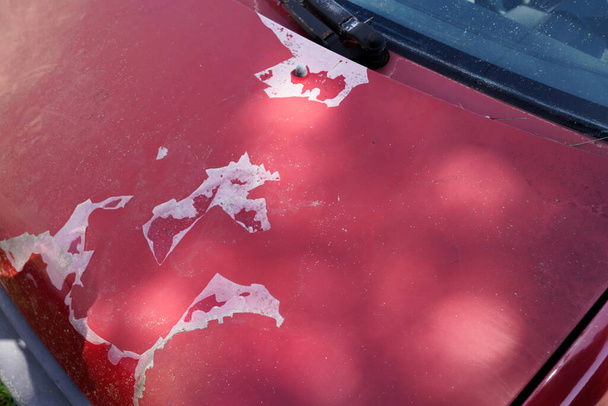 viejo coche motor capucha rojo usado pintura descolorida grunge en capó delantero
 - Foto, imagen