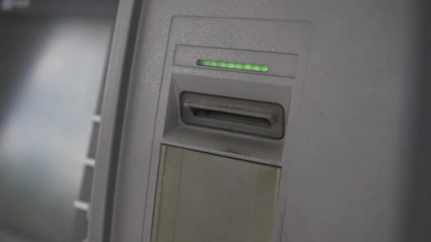 Close up homem insere um cartão de crédito em um caixa eletrônico para verificar o seu saldo de dinheiro
 - Filmagem, Vídeo