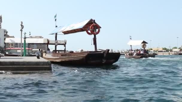 Barcos tradicionales en Dubai Creek
 - Imágenes, Vídeo