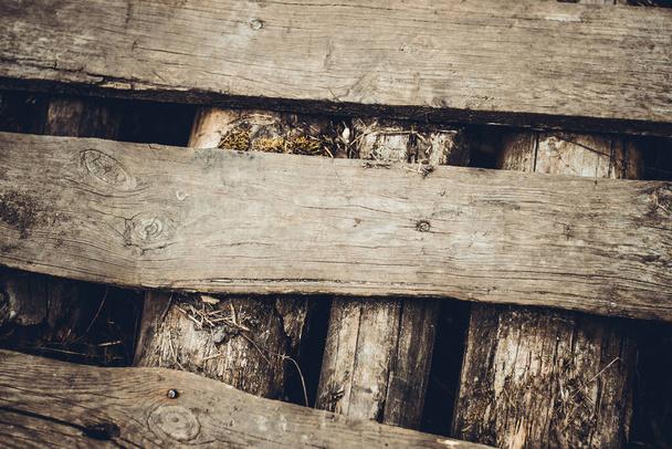 Tableros viejos no pintados. Fondo de madera. Textura de madera. Un viejo puente de madera. Lugar para el texto
 - Foto, imagen