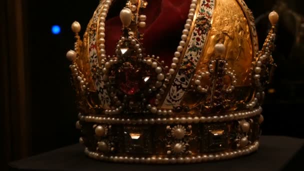 Resmi taç giyme törenlerinde altın, elmas, yakut, safir ve diğer değerli malzemelerle süslenmiş antika kraliyet tacı.. - Video, Çekim