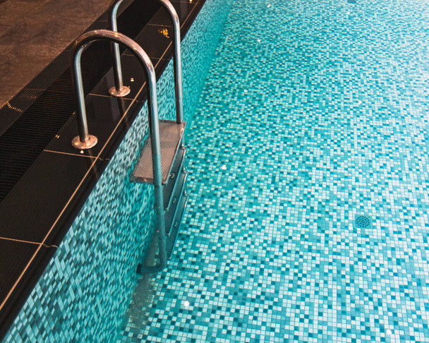 Красивый бассейн в современном европейском отеле, внутри
 - Фото, изображение