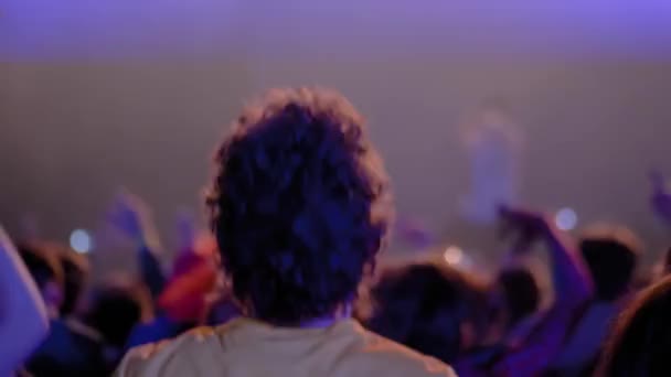 Повільний рух: кучерявий хлопчик-підліток вечірки на рок-концерті перед сценою
 - Кадри, відео