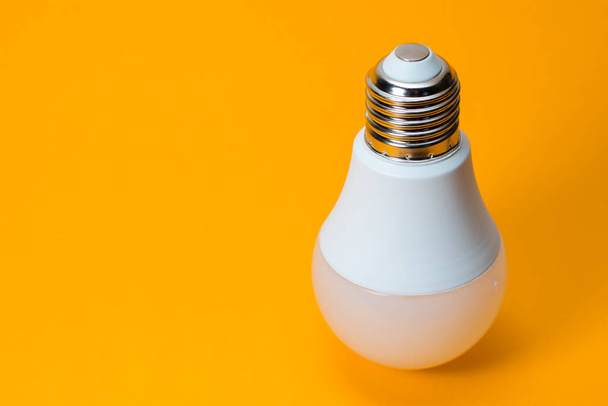 LED, Nová technologie žárovka na žlutém pozadí, Energeticky úsporná elektrická lampa je vhodná pro životní prostředí. - Fotografie, Obrázek