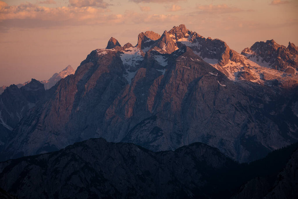 Vuoristomaisema Euroopan Dolomiitti Alpeilla kolmella huipulla alpenglow 'lla auringonlaskun aikana, vuoristokerrokset, Etelä-Tiroli Italia
 - Valokuva, kuva