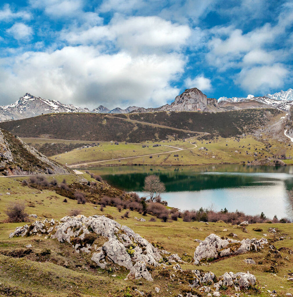 Asturian vuoret Pohjois-Espanjassa pilvisenä päivänä
 - Valokuva, kuva