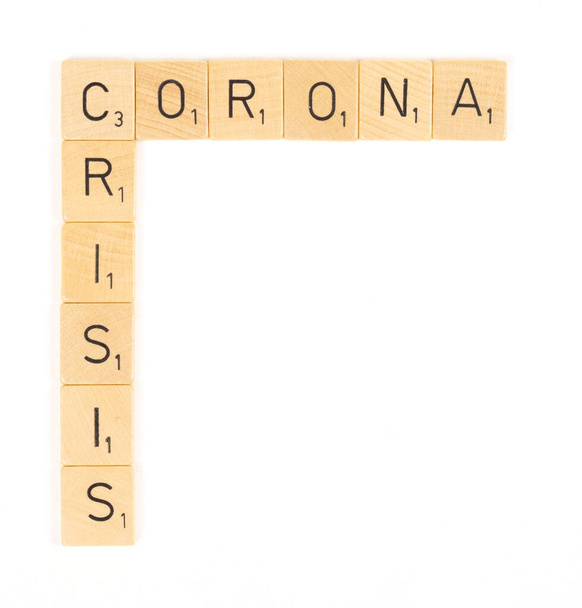 Corona crisisbrieven, geïsoleerd op een witte achtergrond - Foto, afbeelding