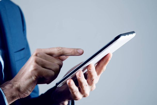businessman holds tablet in hand - Foto, Bild