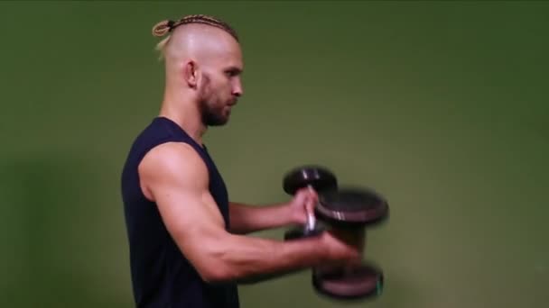 férfi kickboxer megy be a sport az edzőteremben - Felvétel, videó