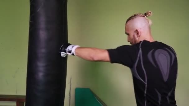 male kickboxer goes in for sports in the gym - Footage, Video