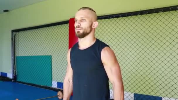 férfi kickboxer megy be a sport az edzőteremben - Felvétel, videó