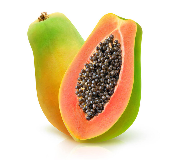 Odizolowana papaja. Cały owoc papai i połowa z nasionami stojącymi pionowo na białym tle - Zdjęcie, obraz