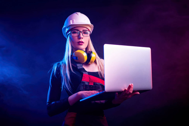 architetto femminile sexy con un computer portatile in occhiali. nella luce al neon
 - Foto, immagini